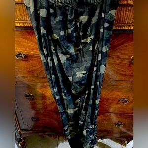 Lightweight camo loosefit workout pants